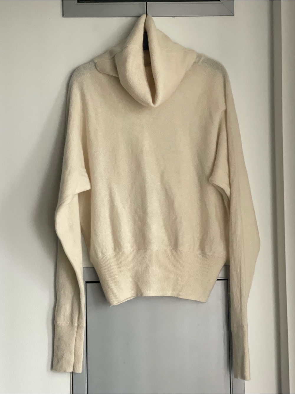 TAHARI Cream Turtleneck 100% 2-Ply Cashmere Sweater